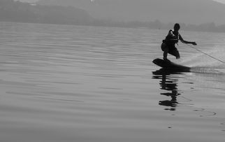 开云综合服务-“宽板滑水：东三叉湖赛场见证新一代水上运动的崛起”